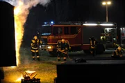 Die Lansinger Feuerwehr kämpft gegen die Flammen aus Xavers Wohnwagen an.