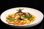 Ali Güngörmüş und Vroni Lutz verkochen spontan die Reste bei Einfach und köstlich: Brotschmarrn, Pfirsich-Carpaccio & Basilikumpesto