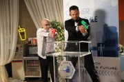 Dean Pelton (Jim Rash, l.) und Jeff (Joel McHale, r.) müssen die (Paintball-)Waffen zücken, um einen Undercover Agenten zu entlarven ...