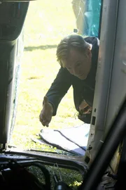 Horatio (David Caruso) eilt zu dem Unfallauto und sucht in dem Wrack nach Natalia und ihrem Entführer...