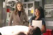 Der junge Nachwuchs-Analyst Michael Bailey fällt aus einem Fenster im achten Stock eines New Yorker Hotels. Bei der Obduktion macht Lanie Parish (Tamala Jones, r.) eine interessante Entdeckung, die sie Kate Beckett (Stana Katic, l.) nicht vorenthalten will ...