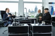 Die Ermittler Günter Hoffmann (Peter Lerchbäumer, M.) und Edwin Bremer (Tilo Prückner, r.) befragen Otto Clausner (Guido Renner, l.) zu Herrn Michael Webers Bewerbung als Teamleiter.