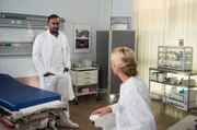 Hendrik (Jerry Kwarteng, l.) wirft Britta (Jelena Mitschke, r.) vor, ihn bei der Klinikleitung anonym angeschwärzt zu haben.