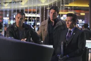 Javier Esposito (Jon Huertas, l.), Kevin Ryan (Seamus Dever, r.) und Richard Castle (Nathan Fillion, M.) glauben, dem Mörder des Casinobesitzers Sam Siegel auf der Spur zu sein.