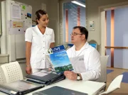 Hans-Peter Brenner (Michael Trischan) macht die Einsamkeit nach der Trennung von seiner Freundin Gabriele ziemlich zu schaffen. Schwester Arzu (Arzu Bazman) legt ihm nahe, in einer Zeitschrift nach Veranstaltungstipps für Singles zu suchen. Und siehe da: Brenner wird fündig.