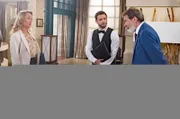 Gunter (Hermann Toelcke, r.) und David (Arne Rudolf, M.) sind überrumpelt, als eine von Amelie engagierte Marken-Strategin, Jill Jaspers (Isabel Hindersin, l.) im Hotel auftaucht.