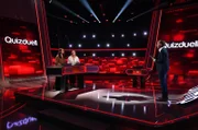 Moderator Jörg Pilawa (r.) mit den Kandidatinnen des Teams "Hauptrolle": Den Schauspielerinnen  Natalia Wörner (l.) und Andrea Sawatzki (2.v.l.).
