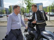 Dr. Martin Stein (Bernhard Bettermann, re.) hat interimsweise den Chefarztposten von Dr. Roland Heilmann (Thomas Rühmann, li.) übernommen.