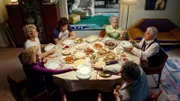 Familienessen bei den Zweiflers (v. li. n. re.): Mimi (Sunnyi Melles), Leon (Leo Altaras), Samuel (Aaron Altaras), Lilka (Ellanor Rissa), Symcha (Mike Burstyn) und Pinchas (Fiszel Ajnwojner)