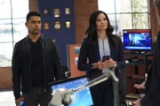 Nick Torres (Wilmer Valderrama, l.); Jessica Knight (Katrina Law, r.)