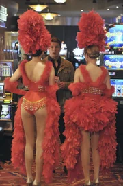 Ein neuer Fall führt Castle (Nathan Fillion, M.) nach Atlantic City, wo er sich in einem Spielcasino offensichtlich gut amüsiert ...