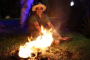 Anastacio Santana, Besitzer der "Puppeninsel" in Mexiko, spricht vor dem Feuer über seine paranormalen Erfahrungen.