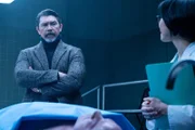 Gil Arroyo (Lou Diamond Phillips, l.); Dr. Edrisa Tanaka (Keiko Agena, r.)