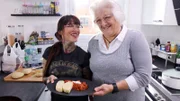 Jenny und ihre Oma mit Jennys Szegediner Gulasch mit Knöpfle