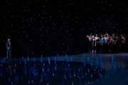 Der neue Choreograph Steven Williams (Daniel Donskoy, l.) prüft sein Ensemble.