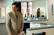Der Anschlag auf einen erfolgreichen Wertpapierhändler und der Mord an dessen Garagenwärter erfordern, dass Monk (Tony Shalhoub) für einige Zeit als Bürogehilfe tätig wird.