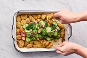 Gebratene Kartoffeln mit Gurkensalat