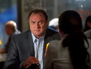 Hersh (Boris McGiver) und Samantha Shaw (Sarah Shahi)
