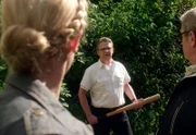 NDR Fernsehen MARIA WERN, KRIPO GOTLAND - KINDERSPIEL, Der Eigenbrödler Tommy Nilsson (Benny Haag, Mitte) mag keine Gäste auf seinem Grund und empfängt Maria Wern (Eva Röse) und ihren Kollegen Hartman (Allan Svensson) mit einem Baseballschläger.