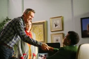 Mike (Neil Flynn, l.) trifft eine weitreichende Entscheidung, um Sue (Eden Sher, M.) zu helfen, als Miss Teegarden (Carlease Burke, r.) nichts mehr für ihre ehemalige Schülerin tun kann ...