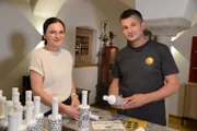 Hannes Wakolm, Schnapsbrenner aus Bad Leonfelden mit seiner Schwester beim Etikettieren.