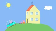 Peppa und Schorsch spielen mit Spielzeugautos. Da kommt Papa Wutz (li.) mit einem echten Elektroauto angefahren.