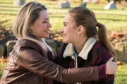 Nach einem ersten Schreck, freut sich Ines (Karolina Lodyga, l.) mit ihrer Tochter Finja (Tara Fischer, r.).