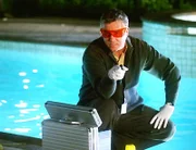 Die Besitzer einer Luxus-Villa sind ermordet worden. Gil (William Petersen) untersucht das Anwesen genau und schöpft den ersten Verdacht.