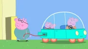 Papa Wutz (li.) hat ein Elektroauto gekauft und die ganze Familie quetscht sich ins Auto, welches nach einigen Metern wieder stoppt. Papa Wutz erklärt Ihnen, dass Elektroautos Strom brauchen.