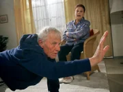 Nachdem Charlotte Gauss (Ursula Karusseit, re.) einen "Einführungskurs" in Sachen Yoga von Barbara Grigoleit erhalten hat, ist sie nicht mehr zu bremsen. Sie möchte unbedingt, dass auch Otto (Rolf Becker, li.) etwas für seine Gesundheit tut und seinen Rücken mit der "diagonalen Katze" in Schwung bringt. Zögernd und ungern tut er dies und ahnt nicht, dass Charlotte die Übung wohl doch nicht so gut verstanden hat und ihm damit einige Probleme einhandelt.