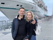 Visby in Gotland in Schweden. Passagiere Rebecca Dörner und Robert Falk vor der Grand Lady.