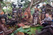 Papua-Neuguinea, Westprovinz: Piers Gibbon nimmt an einem Festmahl im Dorf Negadai teil. Das Schwein wird in einem "Moo Moo"-Ofen gebraten - so wie früher ihre Feinde gebraten wurden.