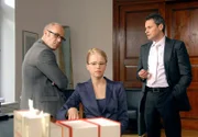 Die Anwälte Braun (Peter Kremer, li.) und Rigas (Vassily Kazakos) haben einen Plan ausgeheckt, um ihrem Widersacher Florian stets einen Schritt voraus zu sein: Die junge, hübsche Lilith (Susanne Bormann) soll als Undercover-Agentin in seiner Kanzlei anheuern.