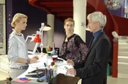 Robert (Mathieu Carrière, r.) und Natascha (Franziska Matthus, M.) sind sich ausnahmsweise darüber einig, dass die neue Mitarbeiterin Elke (Anni Wendler, l.) Steffi nicht ersetzen kann.