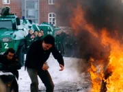 MDR Fernsehen TATORT, "Requiem", am Freitag um 00:30 Uhr. Kurz vor einem Einsatz erschüttert eine Explosion den Polizeihof. Zu nah wagt sich Stedefreund (Oliver Mommsen) an das brennende Auto.