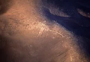 Atacama-Wüste, Chile. Cerro Unita, ein Inselhügel in der Gegend von Tarapaca, nordöstlich von Iquique, ist berühmt für seine riesige Geoglyphe, den "Atacama-Riesen", eine menschenähnliche Figur von über 86 Metern Länge. Sie gilt als die größte anthropomorphe Figur aus prähistorischer Zeit, die von unbekannten Handwerkern vor Jahrtausenden in den Berg gezeichnet wurde.