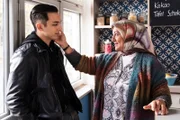 Sevim (Özay Aslanhan) ist froh, dass Leon (Joel Akgün) zur Vernunft kommt.