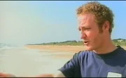 Justin Barber schildert den Ermittlern noch einmal den genauen Tathergang am Strand. Aber irgend etwas stimmt nicht..