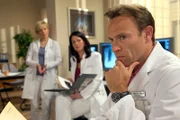 Dr. Kathrin Globisch (Andrea Kathrin Loewig, li.) und Dr. Elena Eichhorn (Cheryl Shepard, 2.v.li.) brauchen Rat in einem Patientenfall. Sie wenden sich an Dr. Martin Stein (Bernhard Bettermann, re.), der interimsweise den Chefarztposten von Roland Heilmann übernommen hat. Da die Patientin jedoch Miriam Göbel eine Dauerpatientin von Roland war, muss Martin sich mit ihm abstimmen - doch das wollte er, um seine Akzeptanz als Chefarzt zu untermauern, lieber umgehen.