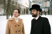 Rabbi Mischa Feldbjum (Florian Kleine) hat schlechte Nachrichten für Karla Lorenz (Natalia Wörner).