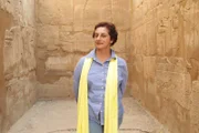 Prof Salima Ikram steht in der Kapelle der Göttin Mut im historischen Luxor Tempel.
