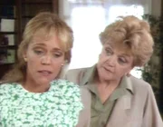 Jessica Fletcher (Angela Lansbury) verhört die Witwe Marian Randall (Kathy Cannon). Die Frau kann den plötzlichen Tod ihres Mannes immer noch nicht fassen.