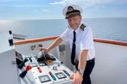 Die "Grand Lady" auf See. Kapitän Morten Hansen auf der Nock.
