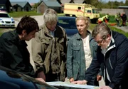 NDR Fernsehen MARIA WERN, KRIPO GOTLAND - KINDERSPIEL, "(Maria Wern - Pojke Försvunnen)", Maria Wern (Eva Röse) sucht mit Ihren Kollegen Ek (Ulf Friberg), Hartmann (Allan Svensson, rechts) und Arvidsson (Peter Perski, links) nach zwei vermissten Kindern.