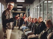 Max Ballauf (Klaus J. Behrendt) bedient sich eines Tricks, um zu erfahren, welcher der verdächtigten Skinheads ihn zusammengeschlagen hat.