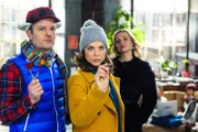 Pauline (Maike Johanna Reuter, M.) befürchtet, dass Ingo (André Dietz) und die anderen WG-Mitglieder wegen ihr Schwierigkeiten mit Isabelle (Ania Niedieck) bekommen.