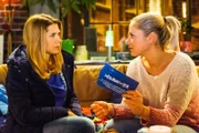 Marie (Cheyenne Pahde, r.) ermuntert Diana (Tanja Szewczenko), an ihre eigene Karriere zu denken und Michelle zu trainieren.