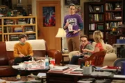 Obwohl Penny (Kaley Cuoco, r.) versehentlich einen Fleck auf Sheldons (Jim Parsons, 2.v.l.) Kissen gemacht hat, kann er ihr nicht verzeihen. Leonard (Johnny Galecki, 2.v.r.) und Howard (Simon Helberg, l.) versuchen ihn zu beruhigen ...