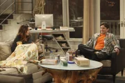 Jenny (Amber Tamblyn, l.) hat Liebeskummer. Ihre Beziehung zu Brooke befindet sich am Tiefpunkt, aber die Ratschläge von Walden (Ashton Kutcher, r.) sind nicht gerade aufbauend ...