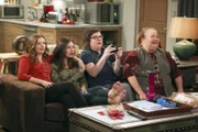 Barry (Clark Duke, 2.v.r.) fühlt sich sichtlich wohl im Kreise von Berta (Conchata Ferrell, r.), Jenny (Amber Tamblyn, l.) und Brooke (Aly Michalka, 2.v.l.). Von der Arbeit an seinem Projekt ist keine Rede mehr ...